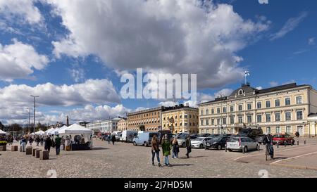 Touristen, die auf dem Marktplatz von Helsinki in der finnischen Hauptstadt spazieren gehen Stockfoto