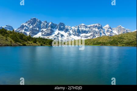 Ibon de Tramacastilla (oder das Paules) und Sierra de Partacua in den Pyrenäen von Huesca. Stockfoto