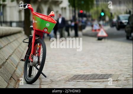 07. Mai 2022 - londonuk : ein einzelnes E-Bike steht auf dem londoner Bürgersteig mit verschwommenem Hintergrund Stockfoto