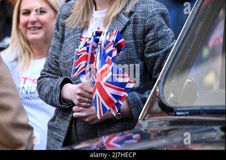 New York, USA. 09.. Mai 2022. Eine Frau hält einen Haufen „Union Jack“, die Nationalflagge des Vereinigten Königreichs, während der US-Tourismuskampagne „Let's Do London“ am Times Square, New York, NY, 9. Mai 2022. (Foto von Anthony Behar/Sipa USA) Quelle: SIPA USA/Alamy Live News Stockfoto