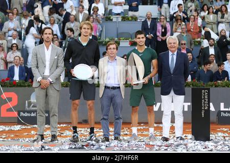 Madrid, Spanien, 08/05/2022, Feliciano Lopez, Alexander Zverev (zweiter Platz), Jose Luis Martinez Almeida, Carlos Alcaraz (Gewinner) und Ignacio Garralda, Männerfinale während des Tennisturniers Mutua Madrid Open 2022 am 8. Mai 2022 im Caja Magica Stadion in Madrid, Spanien - Foto: Oscar J Barroso/DPPI/LiveMedia Stockfoto