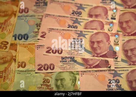 Istanbul. 5.. Mai 2022. Das Foto vom 5. Mai 2022 zeigt türkische Lira-Banknoten in Istanbul, Türkei. Die türkische Währung durchbrach am 9. Mai eine wichtige Schwelle gegenüber dem US-Dollar inmitten der steigenden Inflationsrate. Um 2:10 Uhr (1110 Uhr GMT) wurde ein Dollar mit 15,03 türkischen Lira gehandelt, was das Widerstandsniveau von 15,00 übertraf. Quelle: Shadati/Xinhua/Alamy Live News Stockfoto