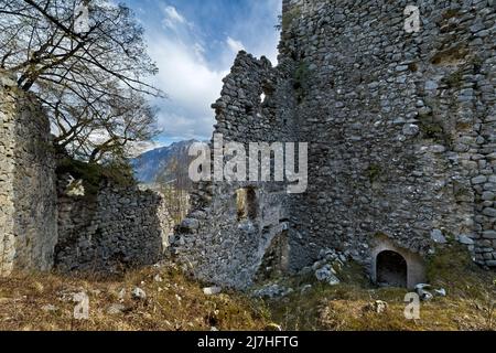 Ruinen der mittelalterlichen Burg von Castellalto. Telve, Provinz Trient, Trentino-Südtirol, Italien, Europa. Stockfoto