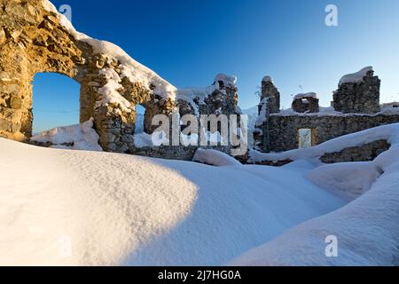 Ruinen der mittelalterlichen Mauer mit Schlupflöchern der Burg Castellalto. Telve, Provinz Trient, Trentino-Südtirol, Italien, Europa. Stockfoto