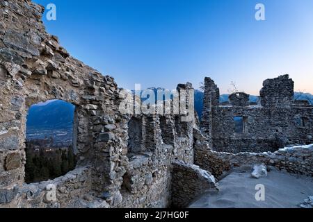 Ruinen der mittelalterlichen Mauer mit Schlupflöchern der Burg Castellalto. Telve, Provinz Trient, Trentino-Südtirol, Italien, Europa. Stockfoto