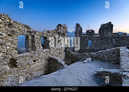 Ruinen der mittelalterlichen Mauer mit Schlupflöchern der Burg Castellalto. Telve, Provinz Trient, Trentino-Südtirol, Italien, Europa. Stockfoto