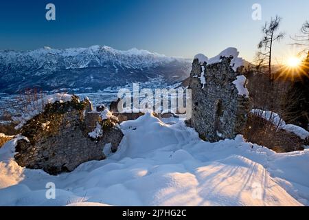 Ruinen der mittelalterlichen Burg von Castellalto. Telve, Provinz Trient, Trentino-Südtirol, Italien, Europa. Stockfoto