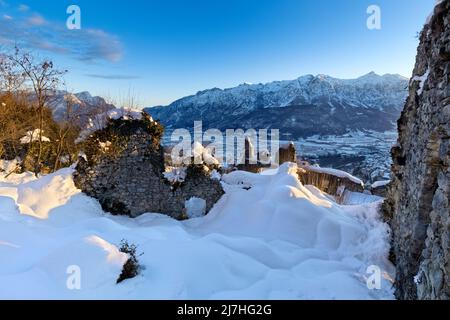 Ruinen der mittelalterlichen Burg von Castellalto. Telve, Provinz Trient, Trentino-Südtirol, Italien, Europa. Stockfoto