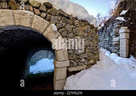 Tunnel der mittelalterlichen Burg von Castellalto. Telve, Provinz Trient, Trentino-Südtirol, Italien, Europa. Stockfoto