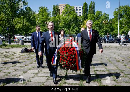 Warschau, Polen. 09.. Mai 2022. Eine russische Delegation unter der Leitung von Sergej Andreew, dem Botschafter der Russischen Föderation in Polen, trifft sich im Mausoleum der sowjetischen Soldaten in Warschau ein. Am 77.. Jahrestag des Sieges der Roten Armee über Nazi-Deutschland traten ukrainische Aktivisten auf dem sowjetischen Soldatenfriedhof in Warschau auf, als sie gegen die russische Invasion in der Ukraine protestierten. Aktivisten verboten der russischen Delegation unter der Leitung von Sergej Andreev, dem Botschafter der Russischen Föderation in Polen, den Eintritt in den Friedhof. Während dieses Versuchs wurden Diplomaten von der ukrainischen A mit gefälschtem Blut übergossen Stockfoto