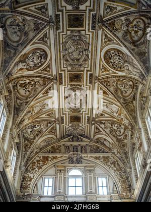 Details der Tonnengewölbedecke über den Chorständen in der Mezquita-Kathedrale (große Moschee von Cordoba) - Cordoba, Spanien Stockfoto