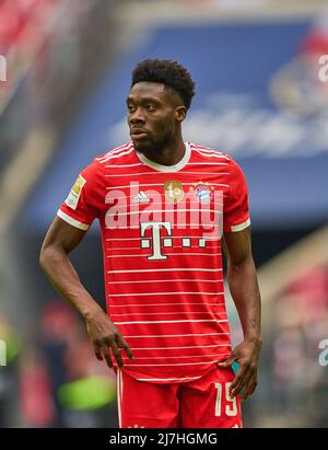 München, Deutschland, 08/05/2022, Alphonso DAVIES, FCB 19 im Spiel FC BAYERN MÜNCHEN - VFB STUTTGART 2-2 1.Deutsche Fußballliga am 08. Mai 2022 in München, Deutschland. Saison 2021/2022, Spieltag 33, 1.Bundesliga, München, 33.Spieltag. FCB, © Peter Schatz / Alamy Live News - die DFL-VORSCHRIFTEN VERBIETEN DIE VERWENDUNG VON FOTOS als BILDSEQUENZEN und/oder QUASI-VIDEO - Stockfoto