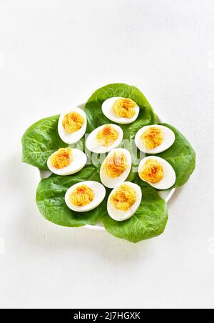 Gefüllte Eier mit Paprika, Senf und Mayonnaise. Appettizer für Frühstück oder Mittagessen auf Teller auf weißem Hintergrund mit freiem Textbereich. Stockfoto