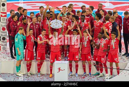 München, Deutschland, 08/05/2022, Siegerehrung mit Corentin TOLISSO, FCB 24 und Trophäe nach dem Spiel FC BAYERN MÜNCHEN - VFB STUTTGART 2-2 1.Deutsche Fußballliga am 08. Mai 2022 in München, Deutschland. Saison 2021/2022, Spieltag 33, 1.Bundesliga, München, 33.Spieltag. FCB, © Peter Schatz / Alamy Live News - die DFL-VORSCHRIFTEN VERBIETEN DIE VERWENDUNG VON FOTOS als BILDSEQUENZEN und/oder QUASI-VIDEO - Stockfoto