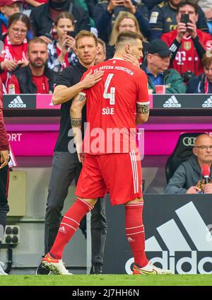 München, Deutschland, 08/05/2022, Niklas SUELE, SÜLE, FCB 4 Trainer Julian Nagelsmann (FCB), Teamchef, Headcoach, Trainer, im Spiel FC BAYERN MÜNCHEN - VFB STUTTGART 2-2 1.Deutsche Fußballliga am 08. Mai 2022 in München, Deutschland. Saison 2021/2022, Spieltag 33, 1.Bundesliga, München, 33.Spieltag. FCB, © Peter Schatz / Alamy Live News - die DFL-VORSCHRIFTEN VERBIETEN DIE VERWENDUNG VON FOTOS als BILDSEQUENZEN und/oder QUASI-VIDEO - Stockfoto