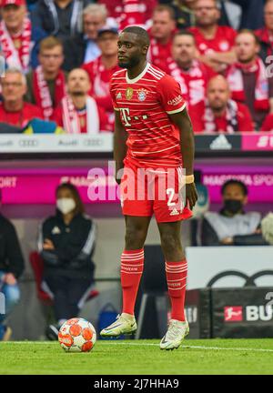 München, Deutschland, 08/05/2022, Dayot Upamecano , FCB 2 im Spiel FC BAYERN MÜNCHEN - VFB STUTTGART 2-2 1.Deutsche Fußballliga am 08. Mai 2022 in München, Deutschland. Saison 2021/2022, Spieltag 33, 1.Bundesliga, München, 33.Spieltag. FCB, © Peter Schatz / Alamy Live News - die DFL-VORSCHRIFTEN VERBIETEN DIE VERWENDUNG VON FOTOS als BILDSEQUENZEN und/oder QUASI-VIDEO - Stockfoto