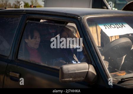 Saporischschja, Ukraine. 08.. Mai 2022. Eine Frau und ihre Mutter kommen mit ihrem Auto in Zaporizhia an. Inmitten der verschärften Kriegskrise in der Südost-Ukraine wurden Millionen ukrainischer Familien aus den Kriegsgebieten und von Russland kontrollierten Gebieten in die von der Ukraine kontrollierten Gebiete Saporischschja evakuiert. Es wird angenommen, dass seit Beginn des Konflikts mehr als 11 Millionen Menschen aus ihrer Heimat in der Ukraine geflohen sind, 7,7 Millionen Menschen sind in ihrer Heimat vertrieben worden. (Foto von Alex Chan Tsz Yuk/SOPA Images/Sipa USA) Quelle: SIPA USA/Alamy Live News Stockfoto