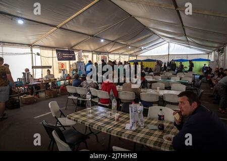 Saporischschja, Ukraine. 08.. Mai 2022. Innenansicht des temporären Flüchtlingszentrums in Saporischschja. Inmitten der verschärften Kriegskrise in der Südost-Ukraine wurden Millionen ukrainischer Familien aus den Kriegsgebieten und von Russland kontrollierten Gebieten in die von der Ukraine kontrollierten Gebiete Saporischschja evakuiert. Es wird angenommen, dass seit Beginn des Konflikts mehr als 11 Millionen Menschen aus ihrer Heimat in der Ukraine geflohen sind, 7,7 Millionen Menschen sind in ihrer Heimat vertrieben worden. (Foto von Alex Chan Tsz Yuk/SOPA Images/Sipa USA) Quelle: SIPA USA/Alamy Live News Stockfoto