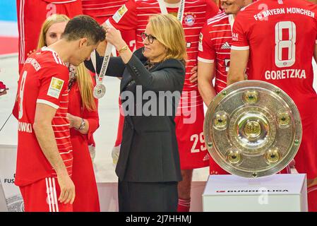 München, Deutschland, 08/05/2022, Siegerehrung mit Robert LEWANDOWSKI, FCB 9 Donata Hopfen, DFL-CEO, Geschäftsführer DFL Deutsche Fußball Liga GmbH, DFL-Vorstandsmitglied, Vorsitzende DFL Geschäftsführerin, Sprecherin DFL Präsidium nach dem Spiel FC BAYERN MÜNCHEN - VFB STUTTGART 2-2 1.Deutsche Fußballliga am 08. Mai 2022 in München, Deutschland. Saison 2021/2022, Spieltag 33, 1.Bundesliga, München, 33.Spieltag. FCB, © Peter Schatz / Alamy Live News - die DFL-VORSCHRIFTEN VERBIETEN DIE VERWENDUNG VON FOTOS als BILDSEQUENZEN und/oder QUASI-VIDEO - Stockfoto