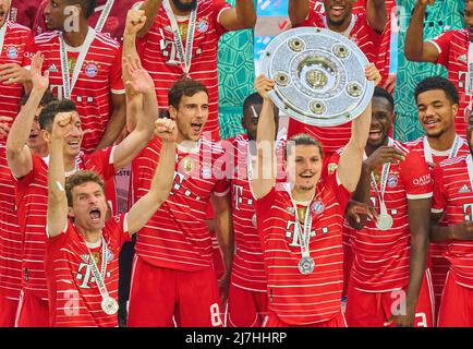 München, Deutschland, 08/05/2022, Siegerehrung mit Marcel Sabitzer, FCB 18 Thomas MÜLLER, MÜLLER, FCB 25 nach dem Spiel FC BAYERN MÜNCHEN - VFB STUTTGART 2-2 1.Deutsche Fußballliga am 08. Mai 2022 in München, Deutschland. Saison 2021/2022, Spieltag 33, 1.Bundesliga, München, 33.Spieltag. FCB, © Peter Schatz / Alamy Live News - die DFL-VORSCHRIFTEN VERBIETEN DIE VERWENDUNG VON FOTOS als BILDSEQUENZEN und/oder QUASI-VIDEO - Stockfoto