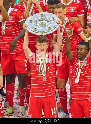 München, Deutschland, 08/05/2022, Siegerehrung mit Paul Wanner, FCB 14 nach dem Spiel FC BAYERN MÜNCHEN - VFB STUTTGART 2-2 1.Deutsche Fußballliga am 08. Mai 2022 in München, Deutschland. Saison 2021/2022, Spieltag 33, 1.Bundesliga, München, 33.Spieltag. FCB, © Peter Schatz / Alamy Live News - die DFL-VORSCHRIFTEN VERBIETEN DIE VERWENDUNG VON FOTOS als BILDSEQUENZEN und/oder QUASI-VIDEO - Stockfoto