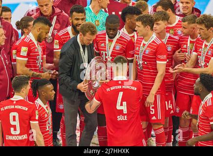 München, Deutschland, 08/05/2022, Siegerehrung mit Trainer Julian Nagelsmann (FCB), Teamleiter, Headcoach, Coach, Niklas SUELE, SÜLE, FCB 4 nach dem Spiel FC BAYERN MÜNCHEN - VFB STUTTGART 2-2 1.Deutsche Fußballliga am 08. Mai 2022 in München. Saison 2021/2022, Spieltag 33, 1.Bundesliga, München, 33.Spieltag. FCB, © Peter Schatz / Alamy Live News - die DFL-VORSCHRIFTEN VERBIETEN DIE VERWENDUNG VON FOTOS als BILDSEQUENZEN und/oder QUASI-VIDEO - Stockfoto