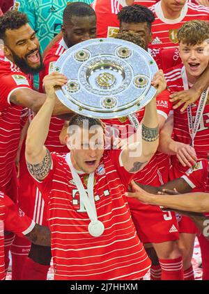 München, Deutschland, 08/05/2022, Siegerehrung mit Niklas SUELE, SÜLE, FCB 4 nach dem Spiel FC BAYERN MÜNCHEN - VFB STUTTGART 2-2 1.Deutsche Fußballliga am 08. Mai 2022 in München, Deutschland. Saison 2021/2022, Spieltag 33, 1.Bundesliga, München, 33.Spieltag. FCB, © Peter Schatz / Alamy Live News - die DFL-VORSCHRIFTEN VERBIETEN DIE VERWENDUNG VON FOTOS als BILDSEQUENZEN und/oder QUASI-VIDEO - Stockfoto