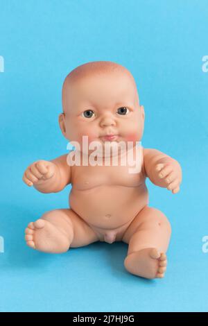 Full Reborn neugeborenen Baby Puppe Junge auf blauem Hintergrund Stockfoto