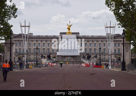 London, Großbritannien. 9. Mai 2022. Rund um den Buckingham Palace laufen die Vorbereitungen für das Platin-Jubiläum der Königin, das 70.. Jubiläum der Thronbesteigung der Königin. Vom 2.. Bis 5.. Juni findet ein spezielles, erweitertes Platinum Jubilee Weekend statt. Kredit: Vuk Valcic/Alamy Live Nachrichten Stockfoto