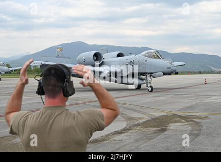 Ohrid, Nordmakedonien. 07. Mai 2022. Ein Leiter der US-Luftwaffe leitet ein A-10C Thunderbolt II-Bodenangriffsflugzeug, das dem 104.-Jagdgeschwader zugewiesen wurde, bei der Ankunft am Ohrid St. Paul the Apostle Airport, 6. Mai 2022 in Ohrid, Nord-Mazedonien. Das Flugzeug wird zur Unterstützung der multinationalen Übung Swift Response Training Agile Combat Employment Training durchführen. Kredit: MSgt. Christopher Schepers/U.S. Air Force/Alamy Live News Stockfoto