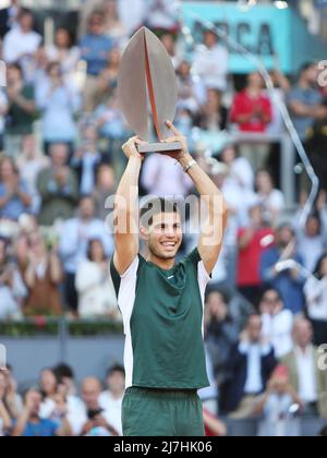 Madrid, Spanien, 08/05/2022, Carlos Alcaraz aus Spanien feiert mit der Siegertrophäe nach dem Sieg gegen Alexander Zverev aus Deutschland, Final Men's ATP match während des Mutua Madrid Open 2022 Tennisturniers am 8. Mai 2022 im Caja Magica Stadion in Madrid, Spanien - Foto: Laurent Lairys/DPPI/LiveMedia Stockfoto