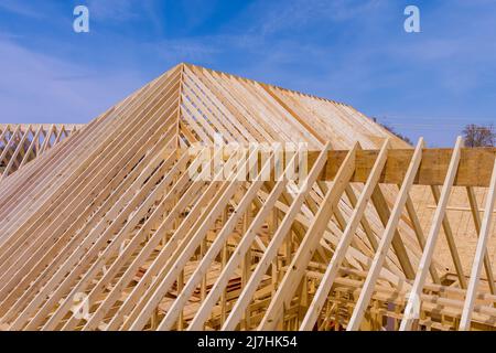 Installation von Holz mit Dachbalken Rahmen Traversen Kondominium Konstruktion Stockfoto