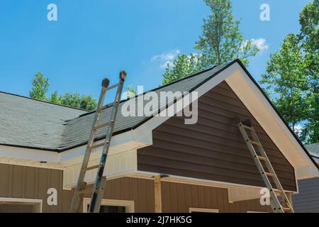 Luftaufnahme der Asphaltschindeln Dachkonstruktion Abdichtung für neues Haus in überdachten Eckdach Schindeln Stockfoto