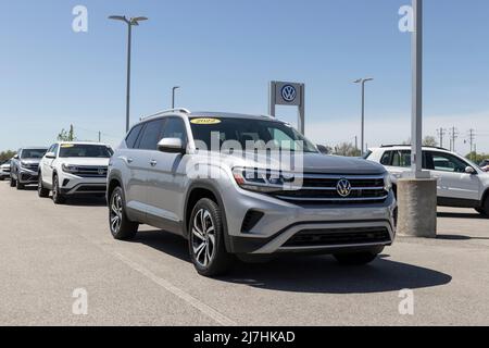 Noblesville - ca. Mai 2022: Volkswagen Atlas Display in einem Autohaus. VW bietet den Atlas in den Modellen SE, SEL und SEL Premium an. Stockfoto