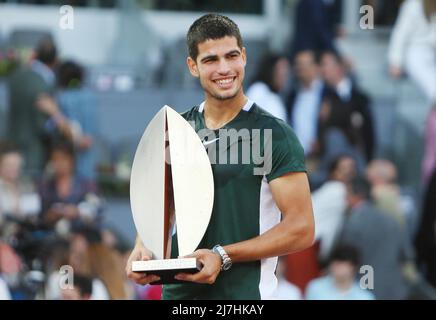 Madrid, Spanien, 08/05/2022, Carlos Alcaraz aus Spanien feiert mit der Siegertrophäe nach dem Sieg gegen Alexander Zverev aus Deutschland, Final Men's ATP match während des Mutua Madrid Open 2022 Tennisturniers am 8. Mai 2022 im Caja Magica Stadion in Madrid, Spanien - Foto: Laurent Lairys/DPPI/LiveMedia Stockfoto