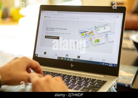 Griechenland, Athen, Januar 23 2022. MICROSOFT OFFICE. App, beliebte Office 365-Software. Laptop-Computer auf dem Tisch, Hand auf der Tastatur Stockfoto