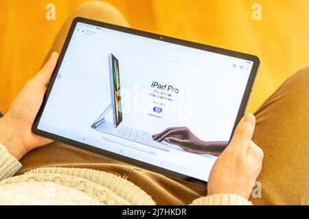 Griechenland, Athen, Januar 23 2022. IPAD SHOP Konzept. Online-Anzeige für die Bestellung, kaufen Sie die neue Version des beliebten Tablet-Pro von Apple. Stockfoto