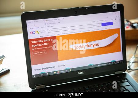 Griechenland, Athen, Januar 23 2022. EBAY-App, Online-Auktion und Verkauf. PC auf dem Tisch, Bildschirm mit Logo der offiziellen Website für E-Commerce. Stockfoto
