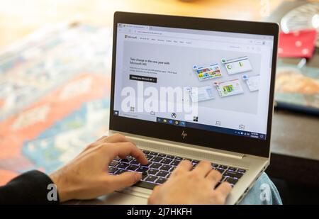 Griechenland, Athen, Januar 23 2022. MICROSOFT OFFICE. App, beliebte Office 365-Software. Laptop-Computer auf dem Tisch, Hand auf der Tastatur Stockfoto