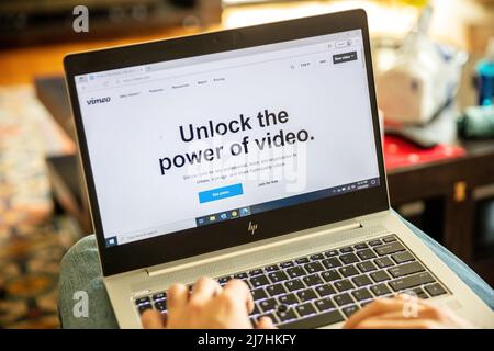 Griechenland, Athen, Januar 23 2022. VIMEO-VIDEOKONZEPT. App, Hosting, Teilen, Streaming für kostenlose Online-Videos ohne Werbung. Stockfoto
