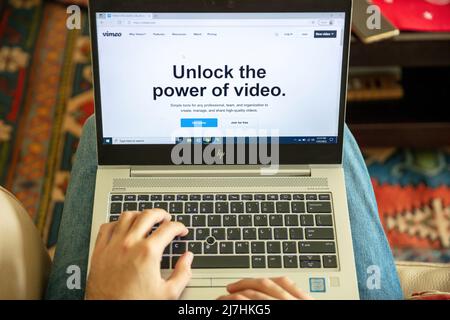 Griechenland, Athen, Januar 23 2022. VIMEO-VIDEOKONZEPT. App, Hosting, Teilen, Streaming für kostenlose Online-Videos ohne Werbung. Stockfoto