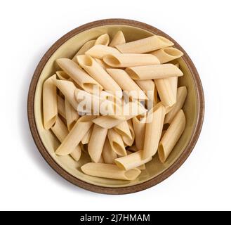 Penne lisce Pasta in einem Teller isoliert auf weißem Hintergrund Stockfoto