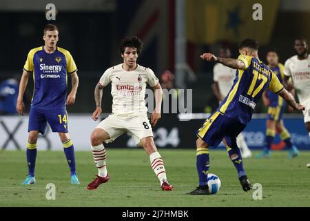 Marcantonio Bentegodi Stadium, Verona, Italien, 08. Mai 2022, Sandro Tonali (AC Mailand) und Federico Ceccherini (FC Hellas Verona) während Hellas Verona Stockfoto