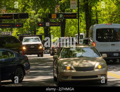 south Main Street Verkehr in der Innenstadt von Greenville SC Stockfoto