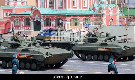 Moskau, Russland, 2022. Mai: Infanterie-Kampffahrzeuge BMP-2M passieren den Roten Platz bei der Generalprobe der Militärparade. Stockfoto