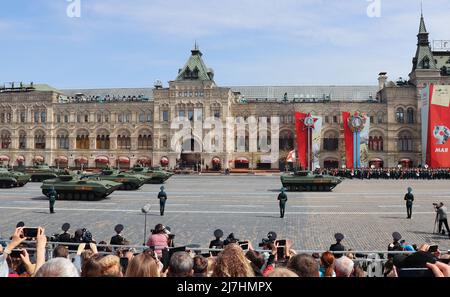 Moskau, Russland, 2022. Mai: Infanterie-Kampffahrzeuge BMP-2M passieren den Roten Platz bei der Generalprobe der Militärparade. Stockfoto