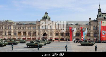 Moskau, Russland, 2022. Mai: Infanterie-Kampffahrzeuge BMP-2M passieren den Roten Platz bei der Generalprobe der Militärparade. Stockfoto