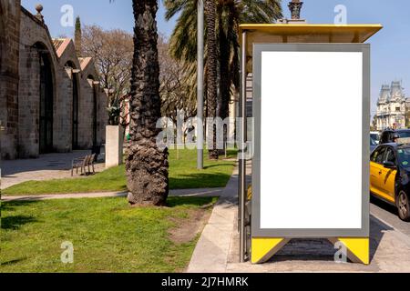Bushaltestelle Mockup in Europa. Vertikales leeres weißes Plakat oder Plakatwand in der Stadtstraße. Modell. Straßenplakat neben der Straße. Sonniger Sommertag. Stockfoto