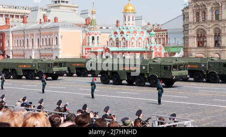 Moskau, Russland, 2022. Mai: Das taktische Raketensystem Iskander-M passiert am Roten Platz bei der Generalprobe der Militärparade. Stockfoto