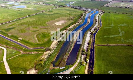 Luftaufnahme des Roaring Rutter Dyke, im Lydden Valley, mit Blick auf die Hacklinge Pumpstation Stockfoto